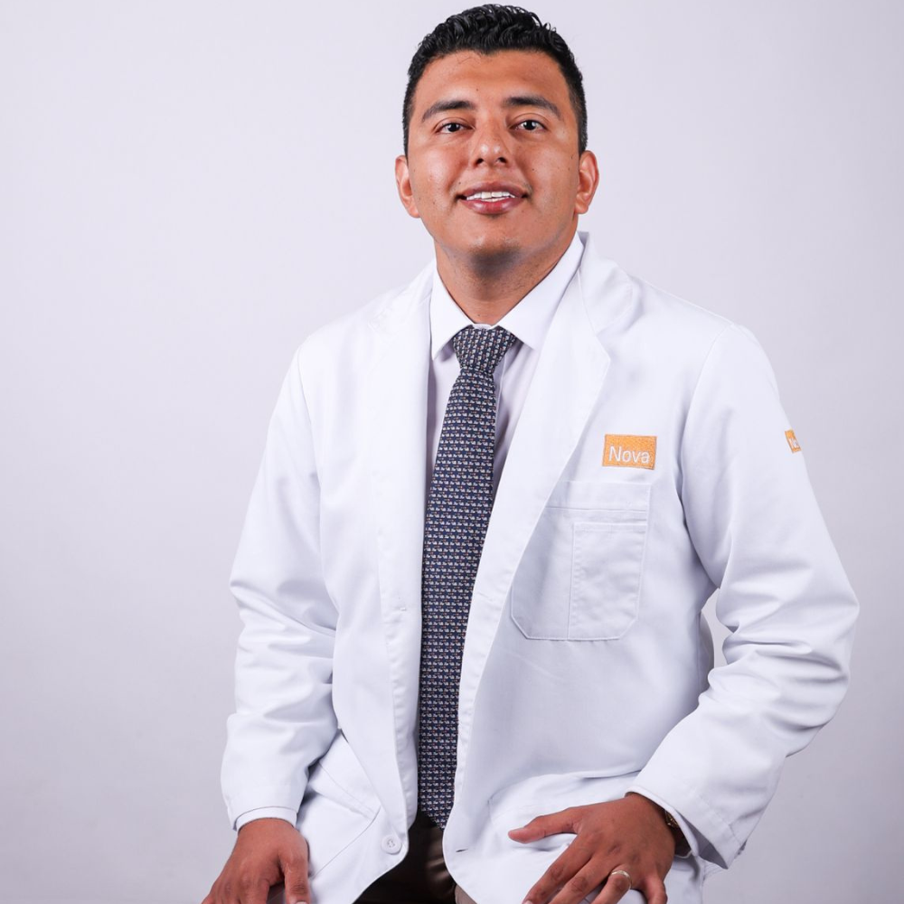 Dr. Luis Obeth Reyna Tobías - Doctor en Consulta